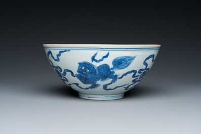 Een Chinese blauw-witte kom met boeddhistische leeuwen, De Xin Tang Zhi 德馨堂製 merk, Shunzhi