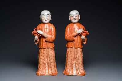 Paire de sculptures des 'Hehe Er Xian' en porcelaine de Chine en rouge de fer, probablement Jiaqing