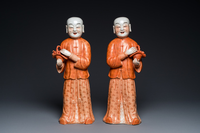 Twee Chinese koraalrode sculpturen van de Hehe Er Xian, wellicht Jiaqing