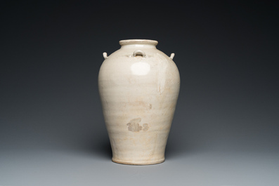 Vase &agrave; quatre anses en gr&egrave;s &eacute;maill&eacute; blanc, Vietnam, Ly, 11/13&egrave;me