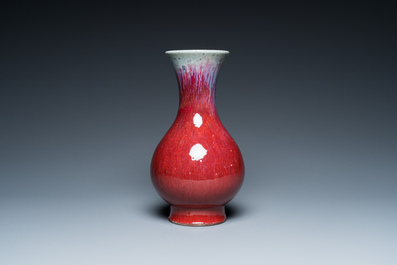 A Chinese 'yuhuchunping' flamb&eacute;-glazed vase, 19th C.