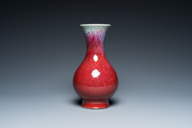 Vase de forme 'yuhuchunping' en porcelaine de Chine &agrave; &eacute;mail flamb&eacute;, 19&egrave;me