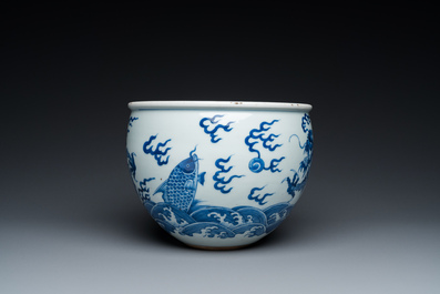 Jardini&egrave;re en porcelaine de Chine en bleu et blanc &agrave; d&eacute;cor de dragons et de carpes sur socle en bois, 19/20&egrave;me