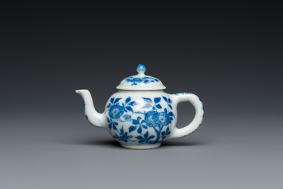 Een Chinese blauw-witte miniatuur theepot met deksel, Kangxi