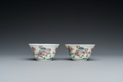 Paire de tasses et soucoupes en porcelaine de Chine famille rose, Yongzheng