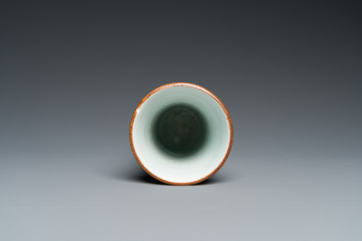 Vase en porcelaine de Chine en bleu et blanc &agrave; d&eacute;cor de chevaux volant, Ming