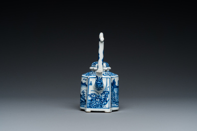 Th&eacute;i&egrave;re couverte en porcelaine de Chine en bleu et blanc, Kangxi
