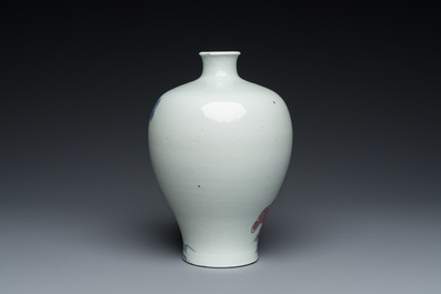 Vase de forme 'meiping' en porcelaine de Chine en bleu, blanc et rouge de cuivre, marque de Yongzheng, 19/20&egrave;me