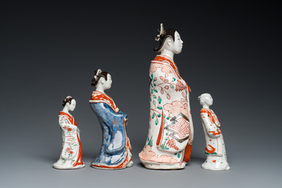 Quatre sculptures d'un acteur en porcelaine Imari de Japon, Edo, 1&egrave;re moiti&eacute; du 18&egrave;me