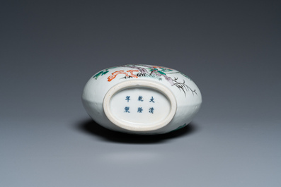 Een Chinese famille verte 'bianhu' vaas met eenden, Qianlong merk, 19e eeuw