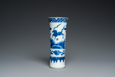 Een Chinese blauw-witte bekervaas met vliegende paarden, Ming