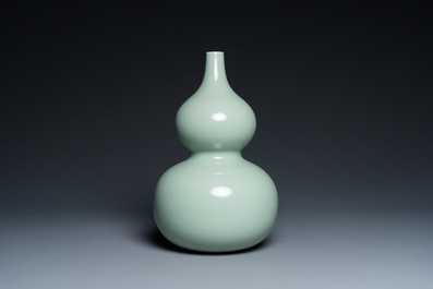 A Chinese monochrome celadon-glazed double gourd vase, 18/19th C.