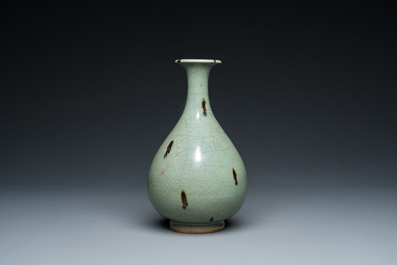 Vase de forme 'yuhuchunping' en porcelaine de Chine &agrave; &eacute;mail en c&eacute;ladon tach&eacute; de rouille, 19&egrave;me