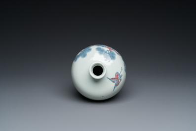 Een Chinese blauw-witte en koperrode 'meiping' vaas met kraanvogels, Yongzheng merk, 19/20e eeuw