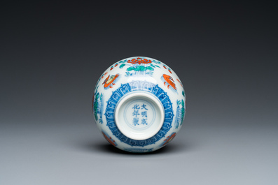 Een Chinese doucai kom met mandarijneenden, Chenghua merk, wellicht Qing