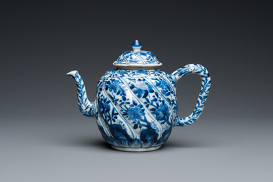 Een Chinese blauw-witte getorste theepot met deksel, Kangxi