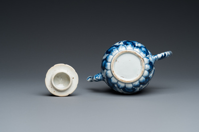 Een Chinese blauw-witte getorste theepot met deksel, Kangxi