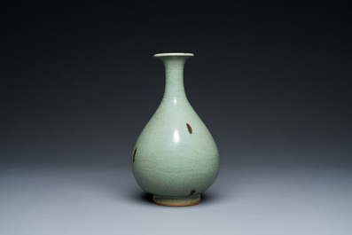 A Chinese russet-splashed celadon-glazed 'yuhuchunping' vase, 19th C.