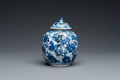 Een Chinese blauw-witte getorste theepot met deksel, Kangxi