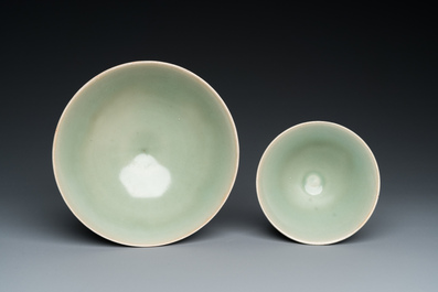 Twee Chinese Longquan celadon kommen, Song of later