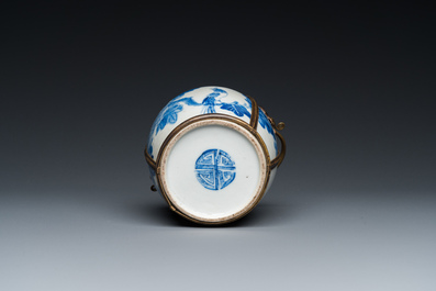 A Chinese blue and white 'Bleu de Hue' water pipe for the Vietnamese market, Thọ 壽 mark, 19th C.