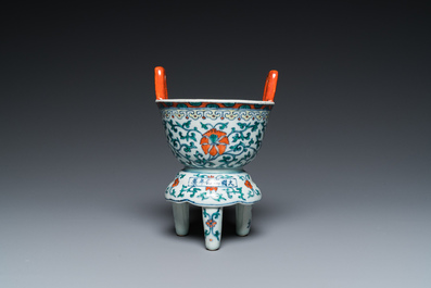 Br&ucirc;le-parfum tripod en porcelaine de Chine doucai, marque de Chenghua, 19/20&egrave;me
