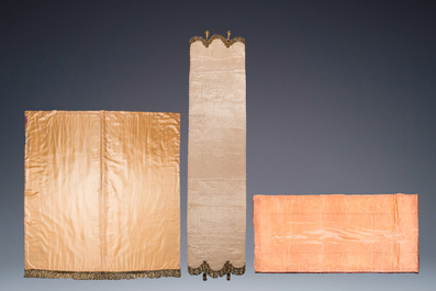 Drie met goud- en zilverdraad geborduurde panelen in zijde en velours, West-Europa, 18/19e eeuw