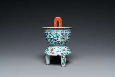 A Chinese doucai tripod censer, Chenghua mark, 19/20th C.