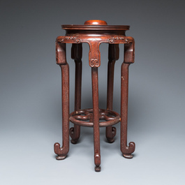 Grand br&ucirc;le-parfum tripod en bronze sur son base et un socle en bois, Chine, Qing