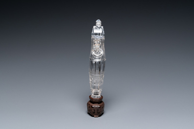 Vase couvert en cristal de roche sur socle en bois sculpt&eacute;, Chine, 19/20&egrave;me