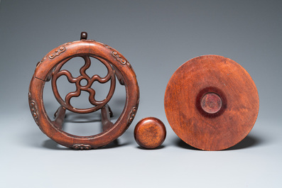 Grand br&ucirc;le-parfum tripod en bronze sur son base et un socle en bois, Chine, Qing