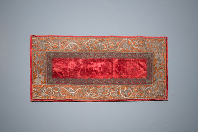 Drie met goud- en zilverdraad geborduurde panelen in zijde en velours, West-Europa, 18/19e eeuw