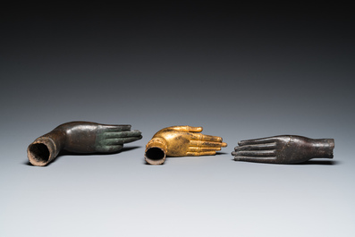 Vijf Thaise of Birmaanse bronzen handen van Boeddha, 16/17e eeuw en later