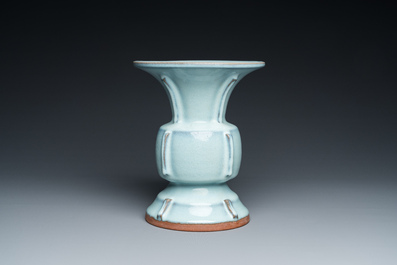 Vase de forme 'zun en porcelaine de Chine &agrave; &eacute;mail junyao, 19/20&egrave;me