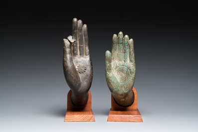 Vijf Thaise of Birmaanse bronzen handen van Boeddha, 16/17e eeuw en later