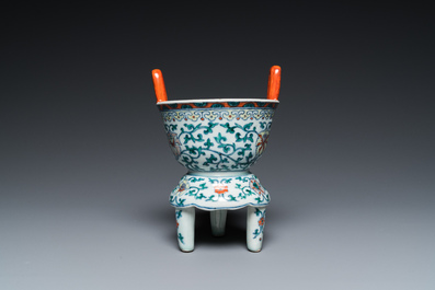 A Chinese doucai tripod censer, Chenghua mark, 19/20th C.