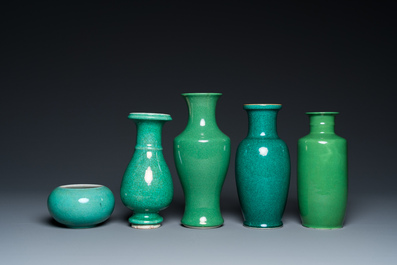 Quatre vases et un lave-pinceaux en porcelaine de Chine en vert monochrome, 19/20&egrave;me