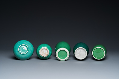 Quatre vases et un lave-pinceaux en porcelaine de Chine en vert monochrome, 19/20&egrave;me