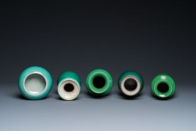 Quatre vases et un lave-pinceaux en porcelaine de Chine en vert monochrome, 19/20&egrave;me