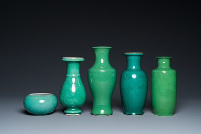 Quatre vases et un lave-pinceaux en porcelaine de Chine en vert monochrome, 19/20&egrave;me