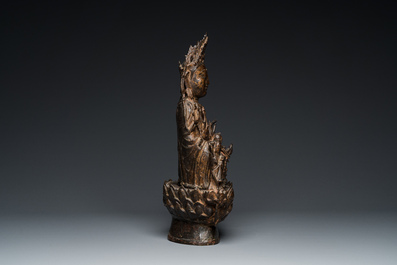 Grand groupe figurant Guanyin aux servants en bronze dor&eacute;, Chine, Ming