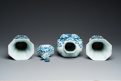 Garniture de trois vases en fa&iuml;ence de Delft en bleu et blanc &agrave; d&eacute;cor d'une rose, 18&egrave;me