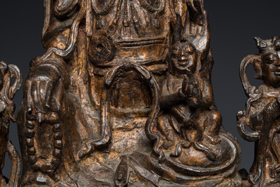 Grand groupe figurant Guanyin aux servants en bronze dor&eacute;, Chine, Ming