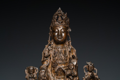 Grand groupe figurant Guanyin aux servants en bronze dor&eacute;, Chine, Ming