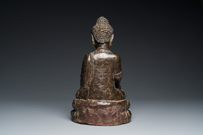 Een grote Chinese gelakte bronzen Boeddha, Ming