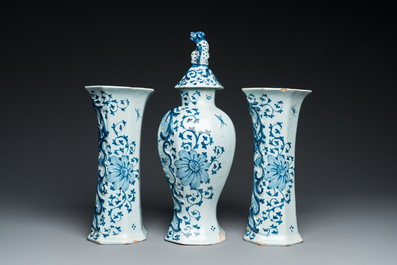 Garniture de trois vases en fa&iuml;ence de Delft en bleu et blanc &agrave; d&eacute;cor d'une rose, 18&egrave;me
