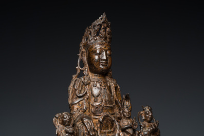 Grand groupe figurant Guanyin aux servants en bronze dor&eacute;, Chine, Ming