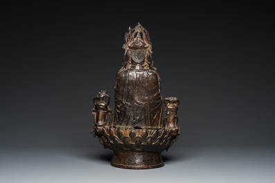 Een grote Chinese vergulde bronzen Guanyin met dienaars, Ming