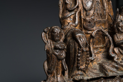 Grand groupe figurant Guanyin aux servants en bronze dor&eacute;, Chine, Ming