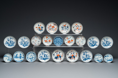 44 tasses et 62 soucoupes en porcelaine de Chine en bleu et blanc, famille rose et de style Imari, Kangxi et post&eacute;rieur